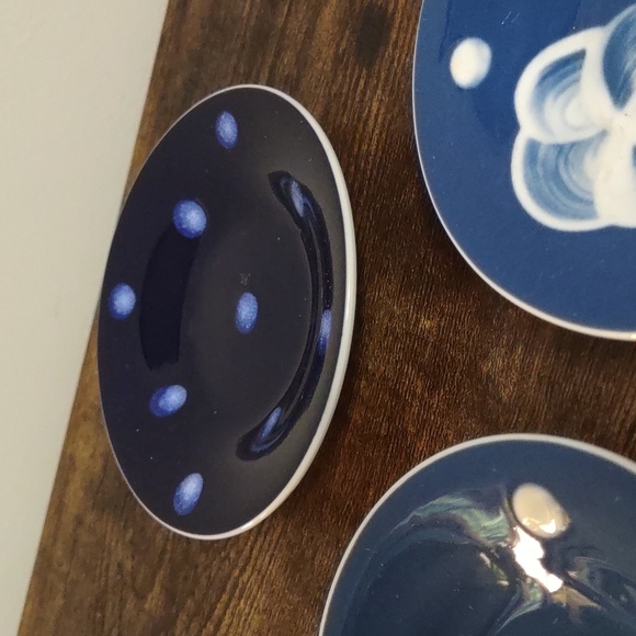 Japanese Porcelain Small Plates Set Of 3 - Picture 3 of 6